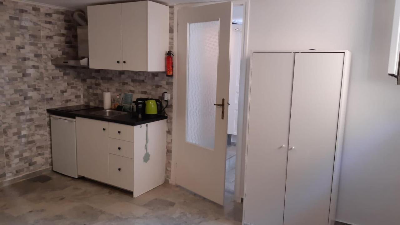 Cosy Guesthouse-Souterrain With Garden In City Center Corinth Ngoại thất bức ảnh